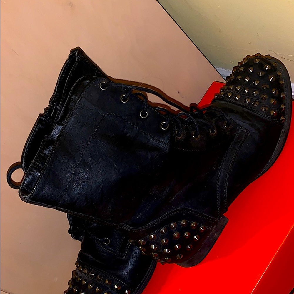 Combat boots